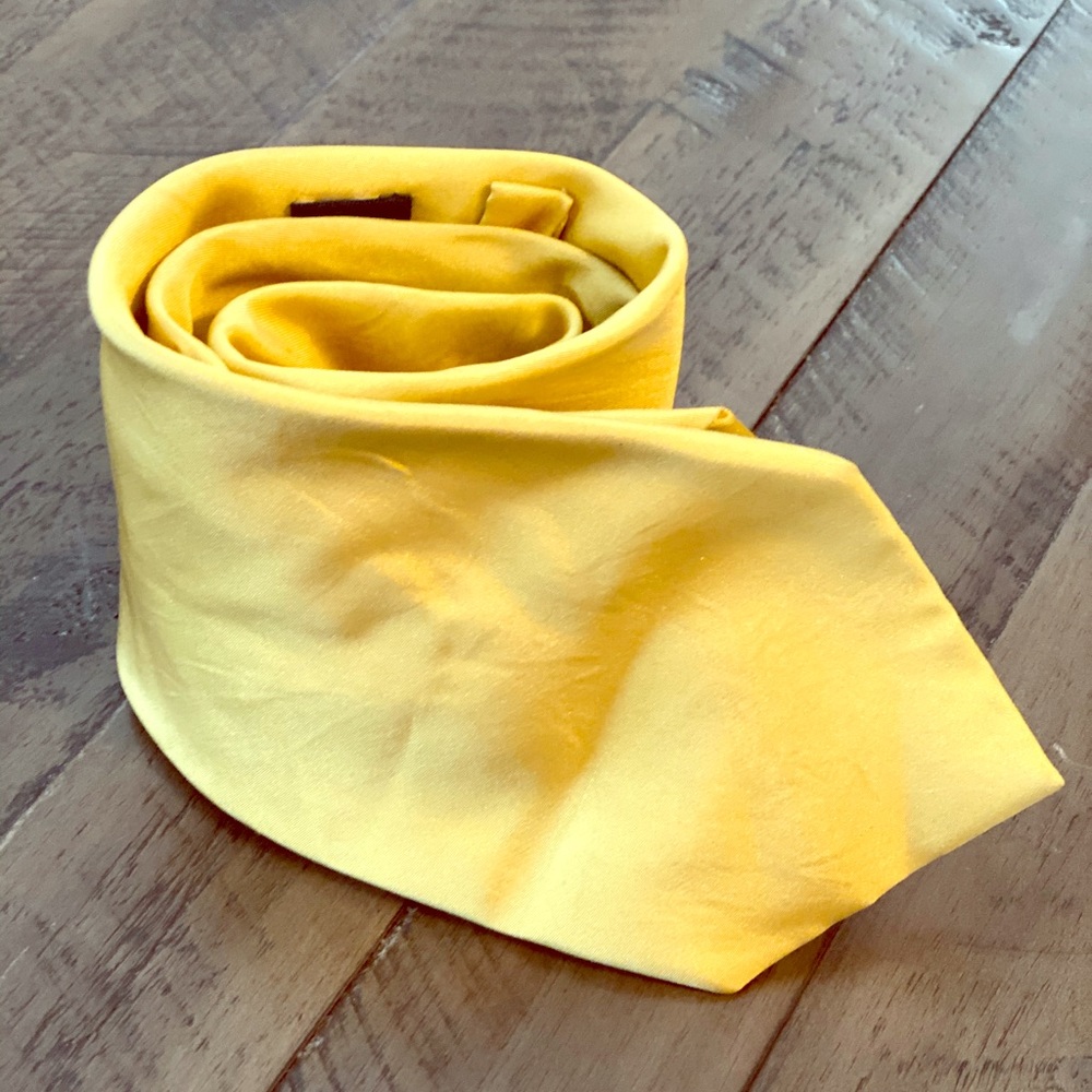 Yellowish gold tie